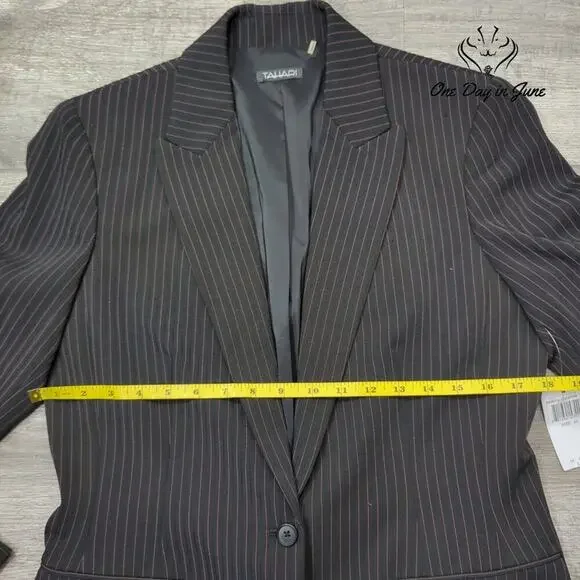 Tahari Pin Stripe Single Button Blazer Size 10 - Picture 3 of 5